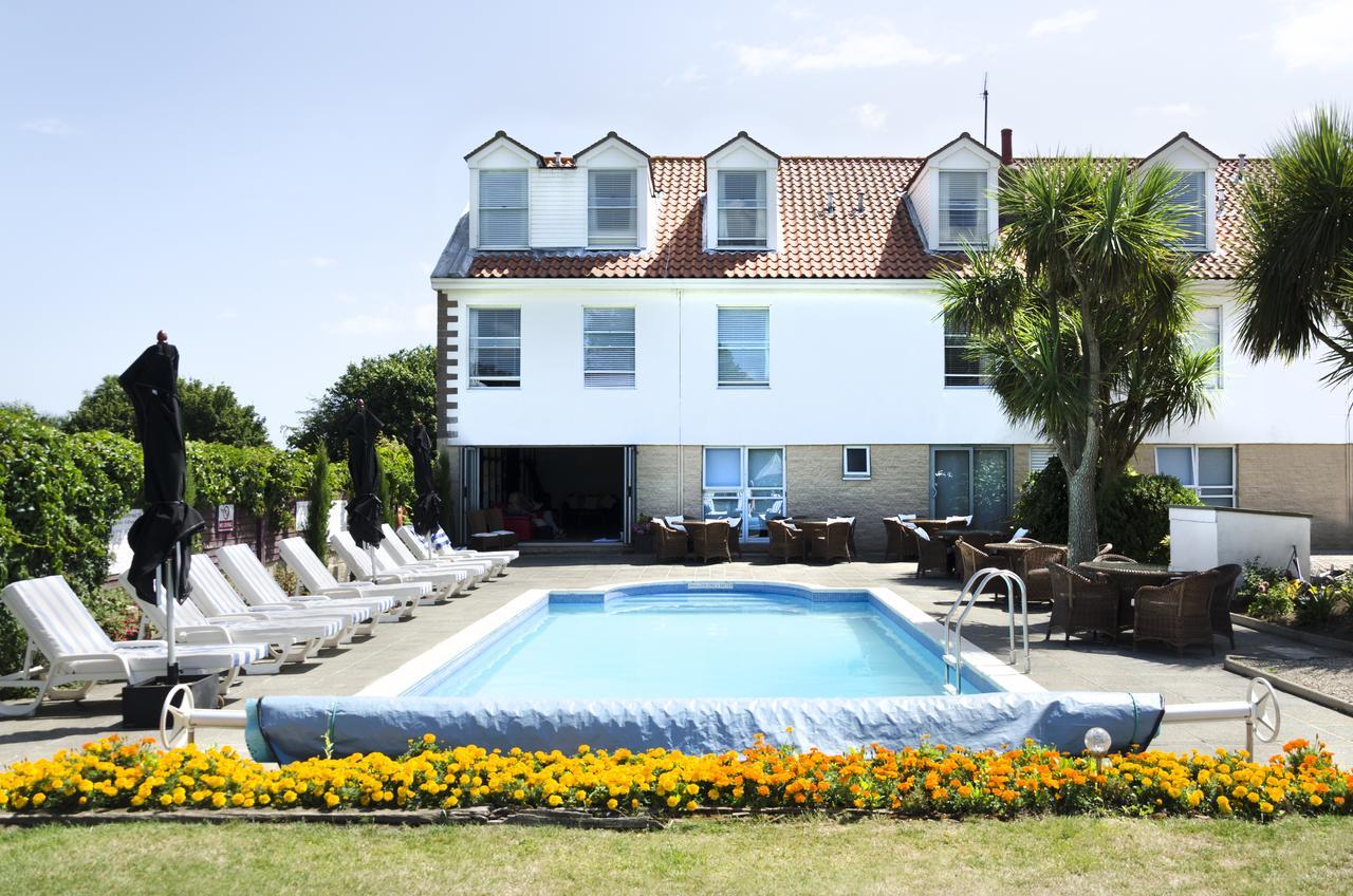 Beachcombers Hotel Grouville Екстер'єр фото